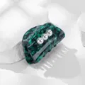 Elegante dunkelgrüne Acryl Haarklammer mit drei Perlen, schickes minimalistisches Design. - Dunkelgrün