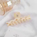 Elegante pinza para el cabello de acetato con diseño calado, accesorio ideal para mujeres. - Blanco Roto