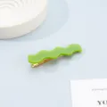 Grüne gewellte Entenschnabel-Haarspange, süßer minimalistischer Acryl-Ponyclip für den Alltag. - Grün