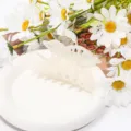 Weisse schimmernde Schmetterling Haarklammer, elegante Acryl Haarspange fur Damen Alltagsfrisuren. - Muschelweiß
