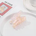 Exquisite Schmetterling Haarklammer mit irisierendem rosa Finish, stilvoll und praktisch für Frauen. - Hellbeige