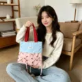 Schicke bunte Canvas-Handtasche mit süßen Schleifen für den Alltag und stilvolles Pendeln. - Gefalteter Rand Rote Schleife