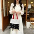 Süße süßes Canvas Tragetasche mit Spitzen-Patchwork, roten Henkeln und schwarzen Schleifen. - Gefalteter Rand Weiße Schleife Schwarzer Hintergrund