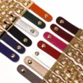 Nahaufnahme von mehrfarbigen Lederkettenarmbändern im Punk-Stil mit Goldgliedern - Punk-Stil Ketten-Design / Blau