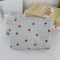 Bonita bolsa de cosméticos de pana con fresas, estuche de maquillaje portátil con diseño a cuadros. - Bolsa de maquillaje / Bolsa de Cosméticos Fresa a Cuadros