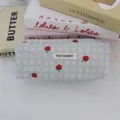 Estuche y neceser de corduroy a cuadros con fresas bordadas y bonito diseño elegante. - Estuche de Lápices Fresa a Cuadros