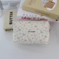 Detalle en primer plano del neceser de pana floral, mostrando textura y costuras finas. - Estuche de Lápices Mediano / Estuche de Lápices Mediano Floral Beige