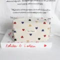 Bolso cosmético de pana con corazones coloridos, linda bolsa con cremallera para diario. - Estuche de Lápices Mediano Corazones de Colores