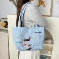 Lichtblauwe gewatteerde tote bag met schattige teckel borduursel en schouderband. - Blauw (Hond Hoed)