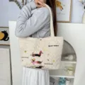 Close-up van de beige gewatteerde canvas tote bag met schattige teckel borduursels. - Khaki (Hond Hoed)