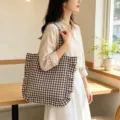 Stilvolle karierte Schultertasche mit Rüschen für Damen, geräumige Pendler-Tasche. - Braun Groß Kariert Rüschen Schulter