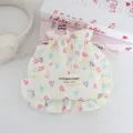 Linda bolsa de almacenamiento con cordón y volantes con estampado de corazones, detalle. - Corazones de Colores