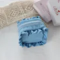 Niedliche blaue Kosmetiktasche mit Rüschen, quadratischer Make-up-Organizer für Alltag. - Blau