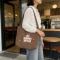 Bolso tote de lona con bordado de cerdito tierno, bolso de hombro casual para estudiantes. - Marrón