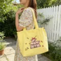 Bolso tote de lona bordado con cerdo de dibujos animados lindo, bolso de hombro casual. - Amarillo