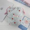 Bolsa de almacenamiento acolchada floral estilo ins para cámara y polaroid con cordón suave. - Fresa de Cuadros