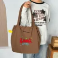 Elegante bolso tote marrón informal con bonito bordado de cerezas y cierre de cordón. - Look Cereza Marrón
