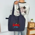 Bolso tote grande de lona con bordado de cerezas y cordón ajustable para uso diario. - Look Cereza Azul Marino