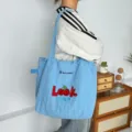 Bolso tote de lona azul con bordado de cerezas, bolso de hombro informal de gran capacidad. - Look Cereza Azul