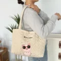 Gedetailleerd overzicht van beige gewatteerde shopper met schattig varkensborduurwerk. - Khaki (Zonnebril Varken)