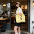 Borsa a tracolla in tela con simpatico ricamo di bassotto, shopper capiente e comoda. - Cane con Cappello Spalla Doppio Strato: Giallo