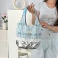 Vue détaillée du cabas à rayures bleues avec jolis nœuds, dentelle et fond argenté brillant. - Patchwork Rayure Verticale Nœud (Argent)