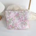 Vista dettagliata della trousse trucchi rosa vintage a fiori con morbido tessuto e etichetta. - Grande Borsa da Trucco / Borsa Piccolo Fiore Rosa