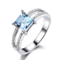 Detailansicht des quadratischen hellblauen Steinrings mit geteiltem Band und Zirkon. - Größe 5 / Nano-Himmelblau