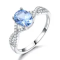 Wunderschöner S925 Silber Ring mit ovalem hellblauem Kristall und funkelndem Zirkon. - Himmelblau