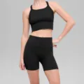 Zwarte sport yoga set met kruisrug crop top en hoge taille korte broek voor fitness. - Zwart