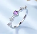Nahaufnahme Detail des S925 Sterlingsilber lila Edelstein Rings mit funkelnden Akzenten - Größe 5 / Lila