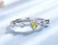 Eleganter Silberring mit gelbem Edelstein und funkelnden Seitensteinen, minimalistisch. - Größe 5 / Grün