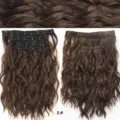 Extension di capelli mossi sintetici con clip, vista di dettaglio con texture e mollette. - Onda d'Acqua Set da 4 Pezzi (8#) / Marrone