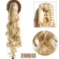 Extensión de coleta de caballo sintética rizada vista detallada con textura y pinza. - 45cm / 24H613 (Mezcla de Rubio Dorado y Claro)