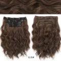 Vista dettagliata delle extension per capelli sintetici ondulati con clip e colore marrone. - Onda d'Acqua Set da 4 Pezzi (6/8#)