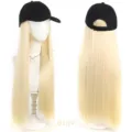 Vue détaillée de la perruque casquette de baseball en cheveux synthétiques longs et blonds. - 30 cm / Blanc Cassé