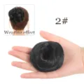 Chignon synthetique noir pour cheveux, gros plan detaille et effet de port clairement montres. - 2