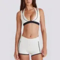 Contrastkleurige sport-bh en fitness korte broek set, V-hals halterontwerp voor yogatraining. - S / Boven- en onderkant / Diamant Wit