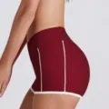 Bordeauxrode sportieve fitnessshorts met hoge taille en witte bies variant keuze. - S / Bottoms / Donkerrood