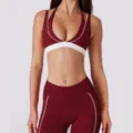 Bordeauxrode halter sportbeha en legging set, contrasterende kleur yoga fitnesskleding. - S / Boven- en onderkant / Donkerrood
