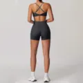 Schwarzes Yoga-Set für Damen, hochtaillierter Sport-BH mit Kreuzrücken und Fitness-Shorts. - S / Oberteil und Hose / Dunkelblaugrau