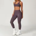 Nahtloses, hautnahes Fitness-Yoga-Set für Damen mit Leggings und Sport-Bralette. - S / Oberteil und Hose / Auberginenviolett