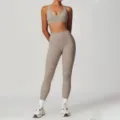 Nahtloses Yoga-Set für Damen mit nude-Gefühl, hochtaillierte Fitness-Leggings und Sport-BH. - S / Oberteil und Hose / Leinen