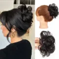 Gros plan détaillé du chignon synthétique moelleux avec pince et texture naturelle et douce. - Calicot