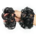 Vista ravvicinata e molto dettagliata dell'estensione per chignon con capelli ricci neri. - 1 Pezzo / Nero Naturale