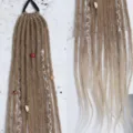 Vue détaillée d'extensions de dreadlocks synthétiques de 60cm avec perles bohèmes. - Khaki/Blanc Cassé