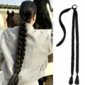Detalle en primer plano de la extensión de coleta trenzada sintética negra de 30 pulgadas. - Negro