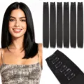 Detalles en primer plano de extensiones de cabello sintético liso con clips en seis piezas. - Juego de 6 piezas / Negro