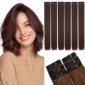 Vista detallada de extensiones de cabello liso sintético con pinzas y mechones suaves. - Juego de 6 piezas / Marrón