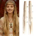 Λεπτομερής λήψη ξανθών boho πλεγμένων εξαρτημάτων μαλλιών με χάντρες και φυλαχτά. - Μπεζ Και Ανοιχτό Κίτρινο